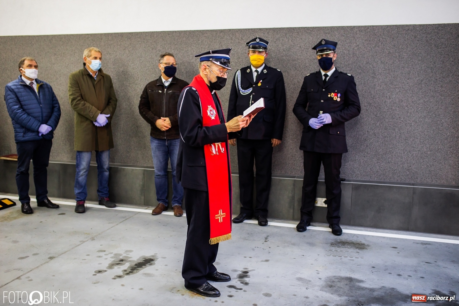 Zdjęcie w galerii na portalu naszraciborz.pl: Druhowie z Krowiarek odebrali kluczyki do nowego wozu bojowego  wiadomości z regionu