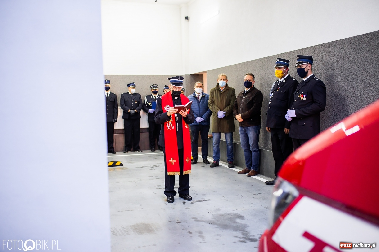 Zdjęcie w galerii na portalu naszraciborz.pl: Druhowie z Krowiarek odebrali kluczyki do nowego wozu bojowego  wiadomości z regionu