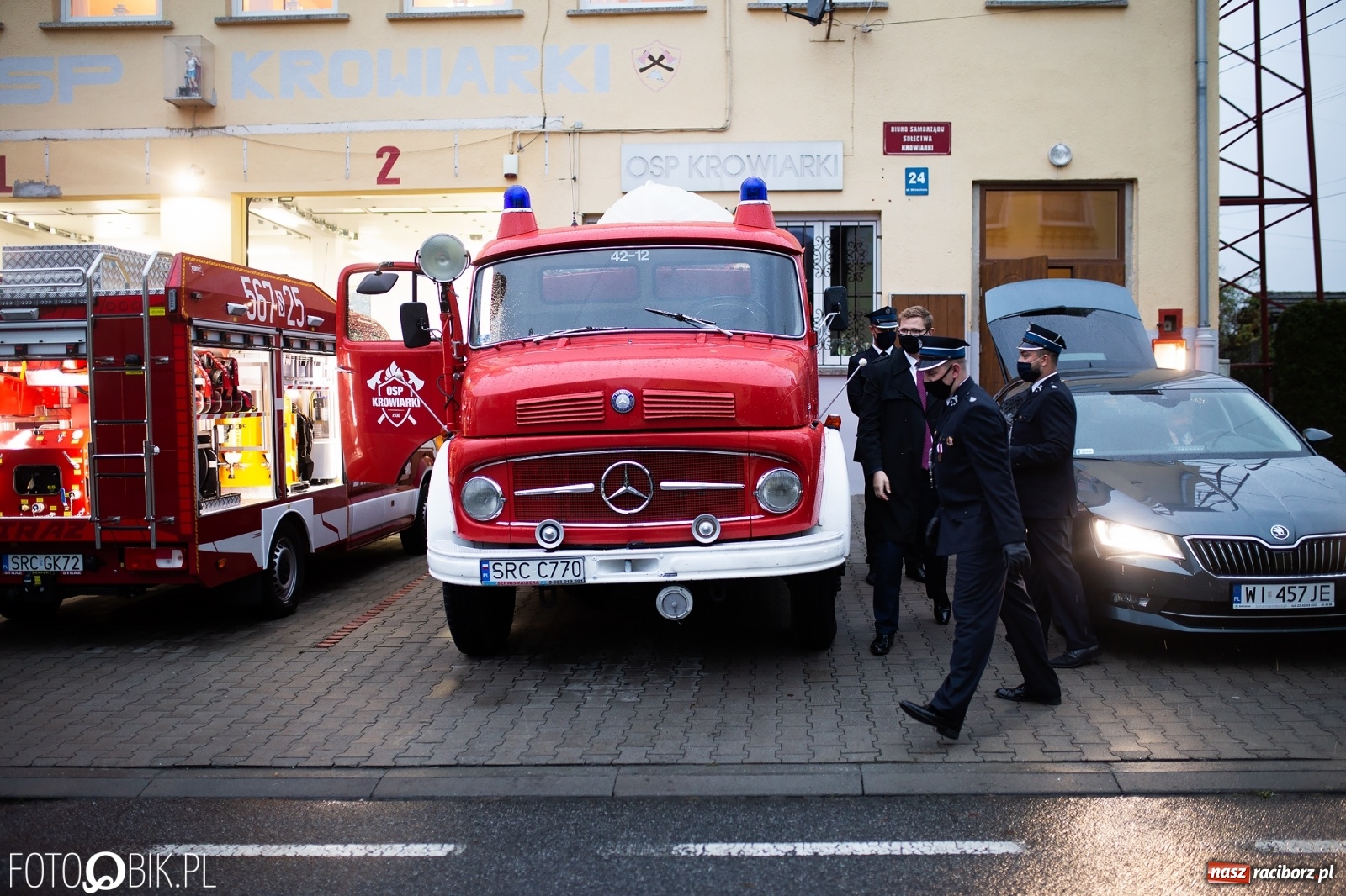 Zdjęcie w galerii na portalu naszraciborz.pl: Druhowie z Krowiarek odebrali kluczyki do nowego wozu bojowego  wiadomości z regionu