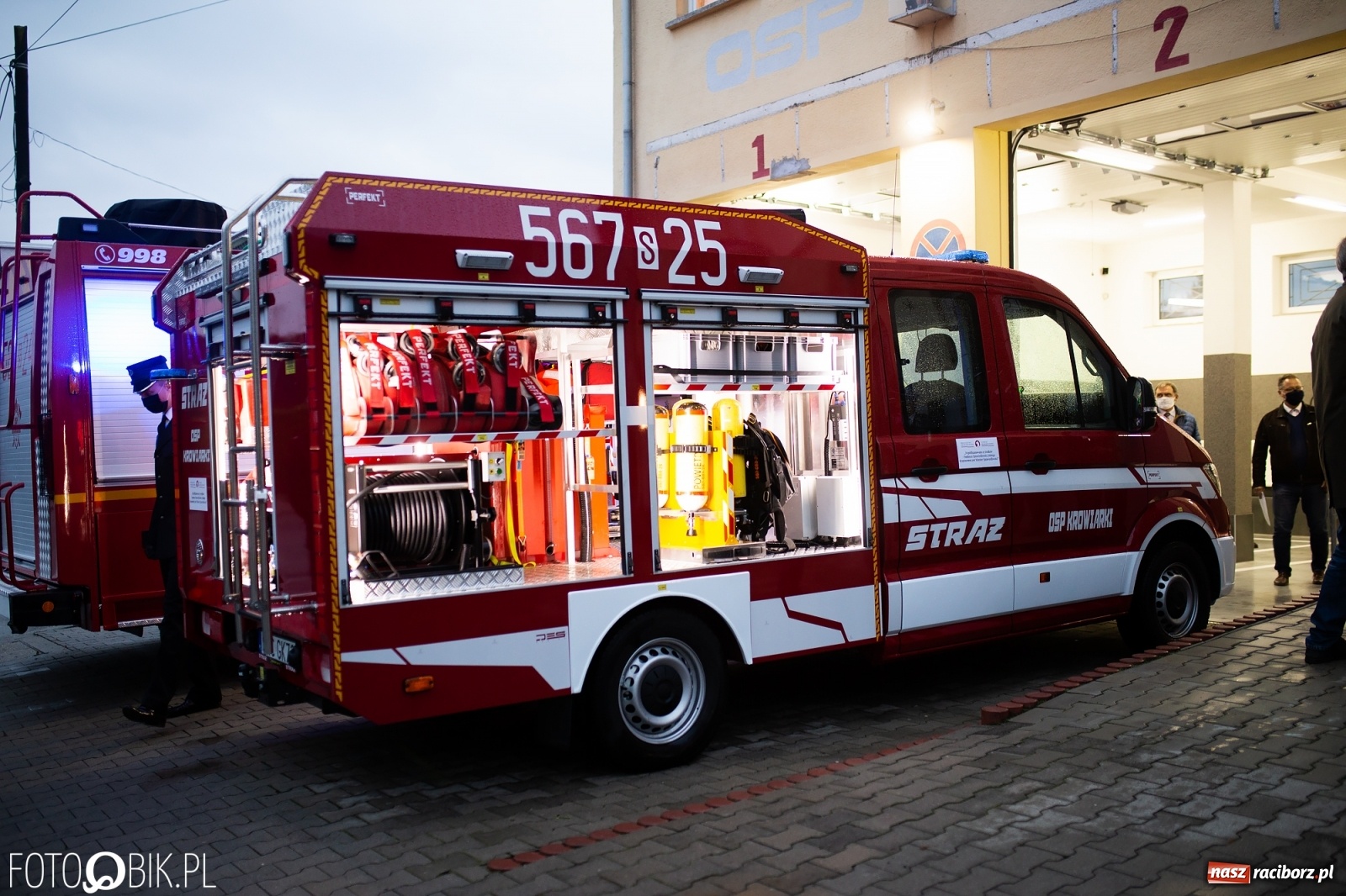 Zdjęcie w galerii na portalu naszraciborz.pl: Druhowie z Krowiarek odebrali kluczyki do nowego wozu bojowego  wiadomości z regionu