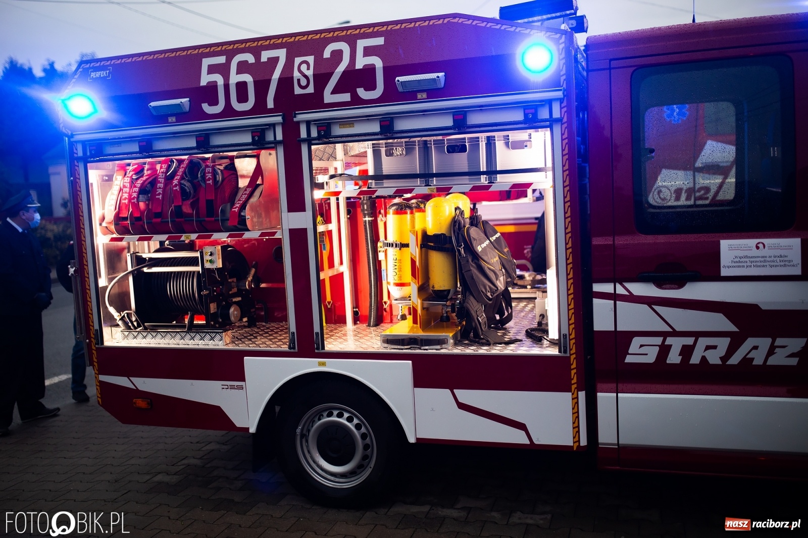 Zdjęcie w galerii na portalu naszraciborz.pl: Druhowie z Krowiarek odebrali kluczyki do nowego wozu bojowego  wiadomości z regionu