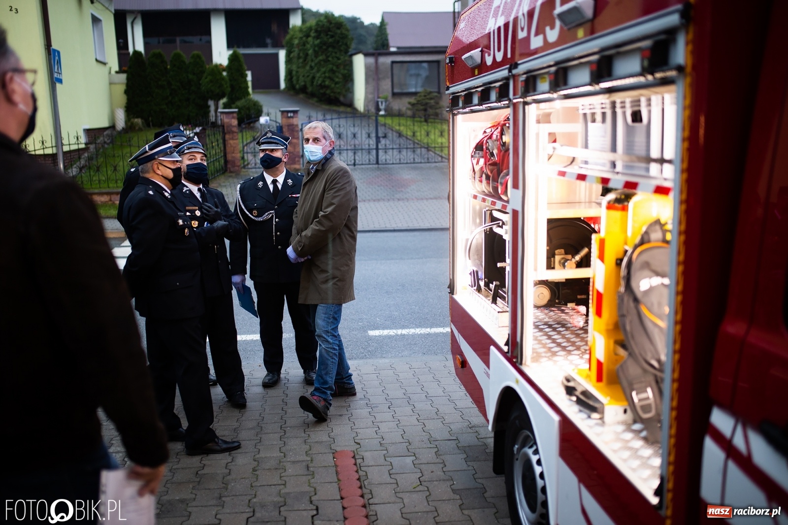 Zdjęcie w galerii na portalu naszraciborz.pl: Druhowie z Krowiarek odebrali kluczyki do nowego wozu bojowego  wiadomości z regionu