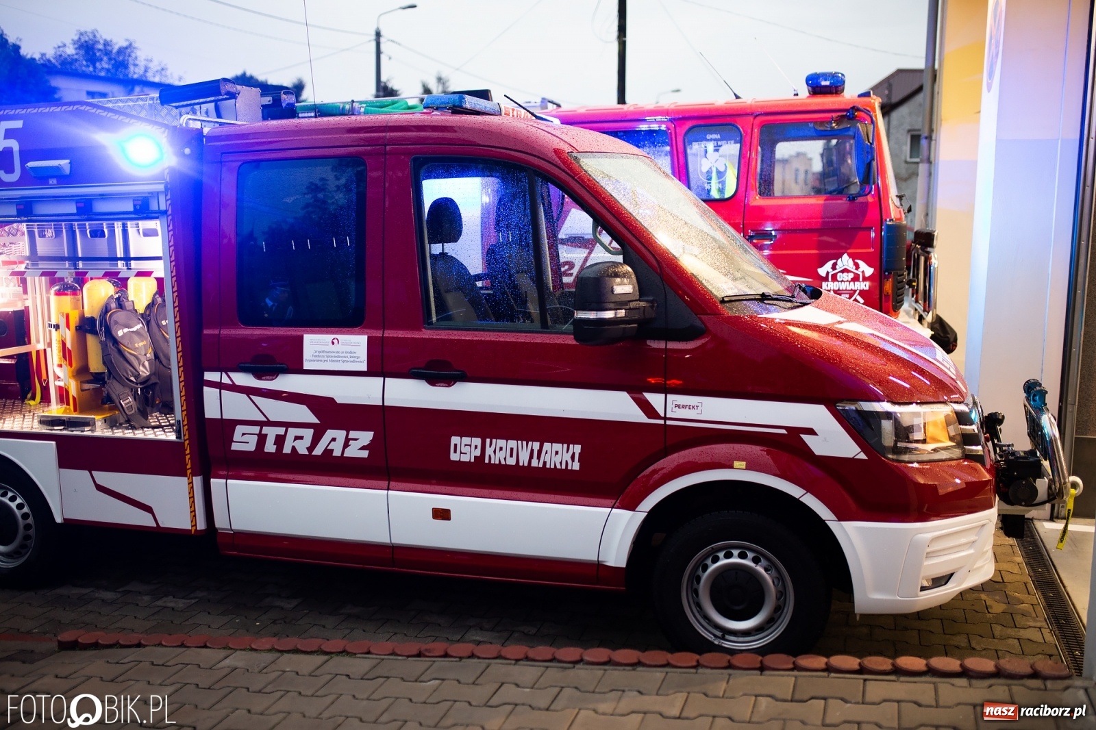 Zdjęcie w galerii na portalu naszraciborz.pl: Druhowie z Krowiarek odebrali kluczyki do nowego wozu bojowego  wiadomości z regionu