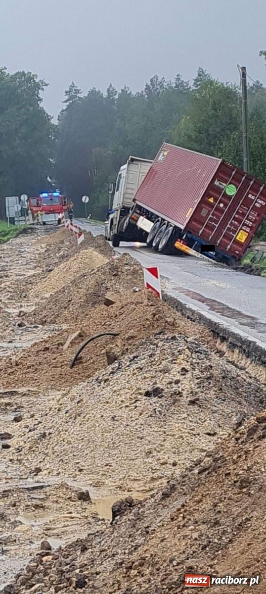 Zdjęcie w galerii na portalu naszraciborz.pl: Utrudnienia na DW 919. Ciężarówka tamuje przejazd wiadomości z regionu