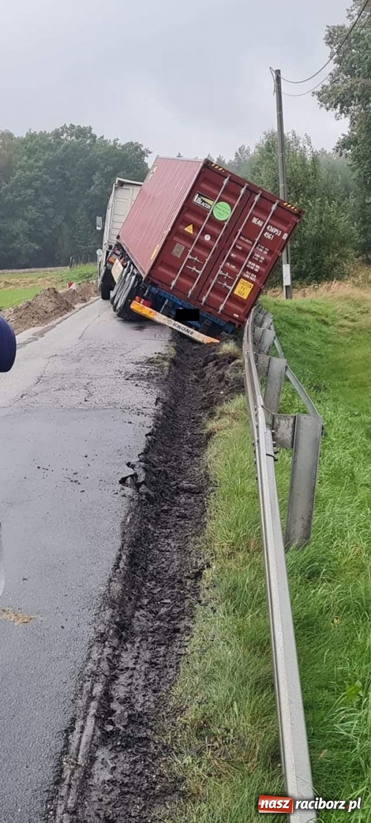 Zdjęcie w galerii na portalu naszraciborz.pl: Utrudnienia na DW 919. Ciężarówka tamuje przejazd wiadomości z regionu