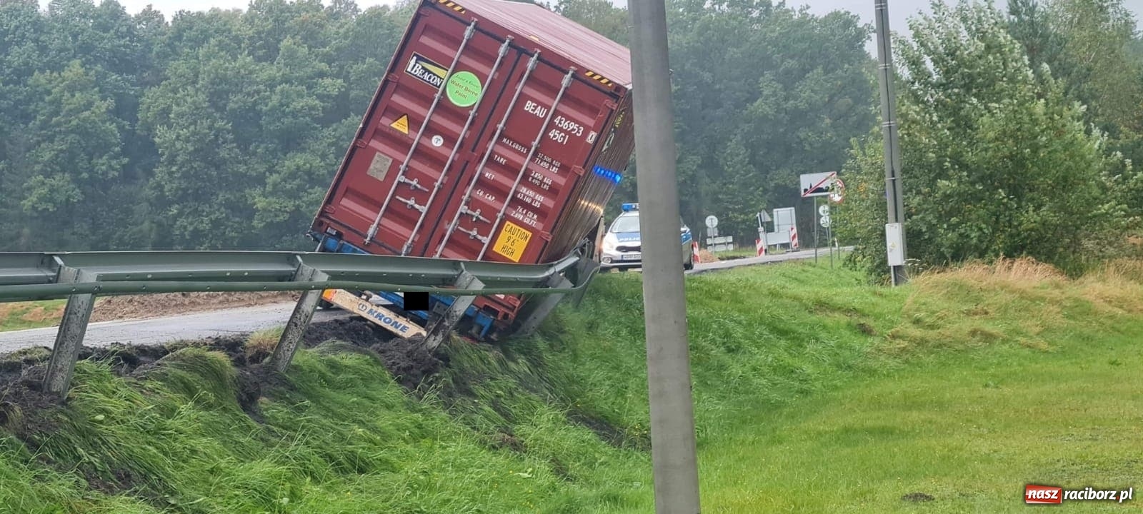 Zdjęcie w galerii na portalu naszraciborz.pl: Utrudnienia na DW 919. Ciężarówka tamuje przejazd wiadomości z regionu