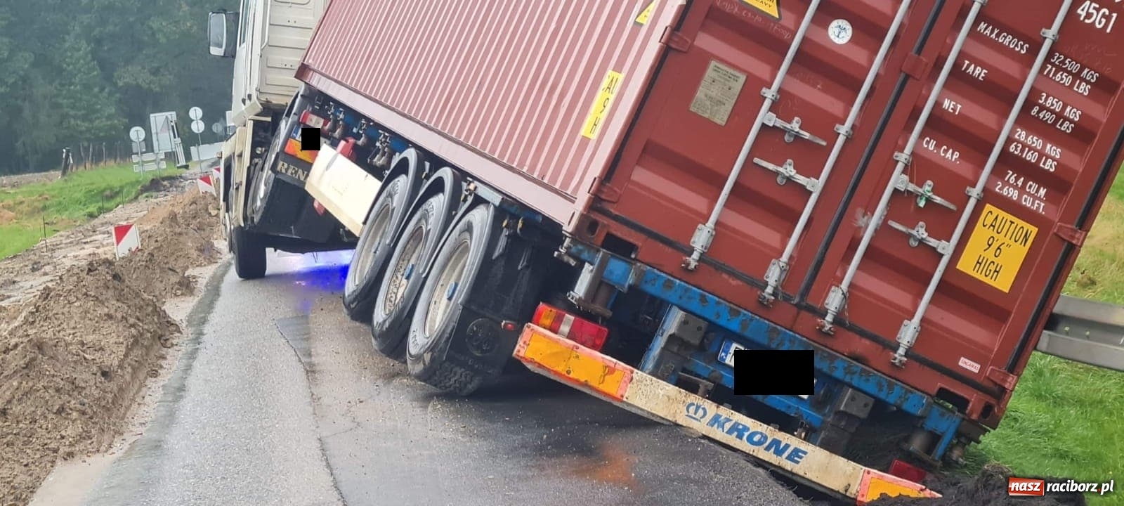 Zdjęcie w galerii na portalu naszraciborz.pl: Utrudnienia na DW 919. Ciężarówka tamuje przejazd wiadomości z regionu