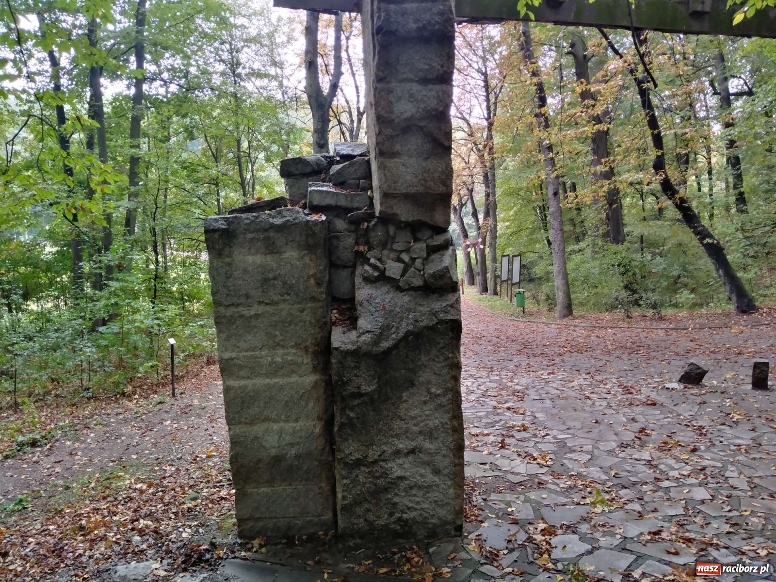 Zdjęcie w galerii na portalu naszraciborz.pl: Brama w Arboretum będzie rozebrana wiadomości z regionu