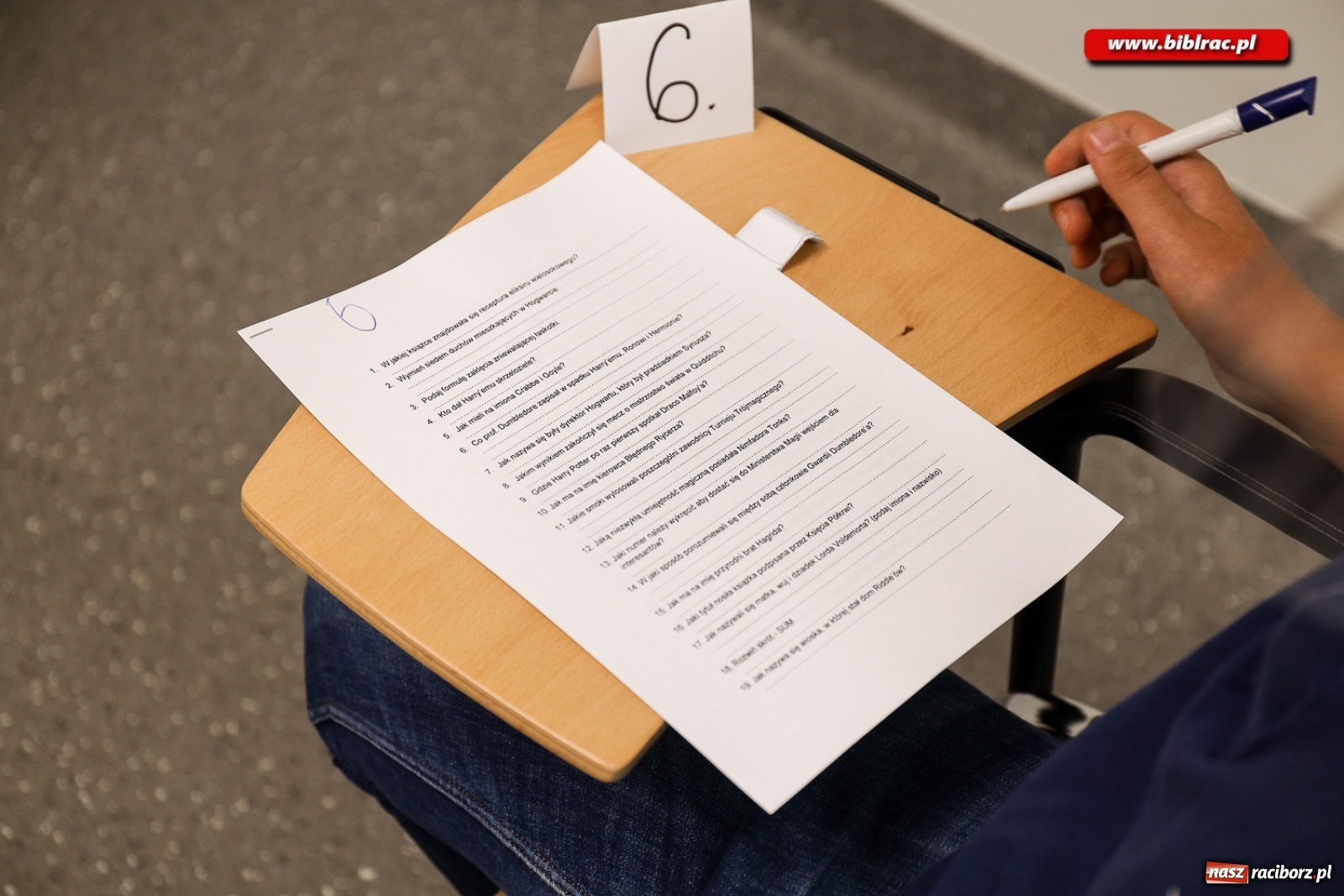 Zdjęcie w galerii na portalu naszraciborz.pl: Potteromaniacy sprawdzili swą wiedzę w raciborskiej bibliotece [FOTO] wiadomości z regionu