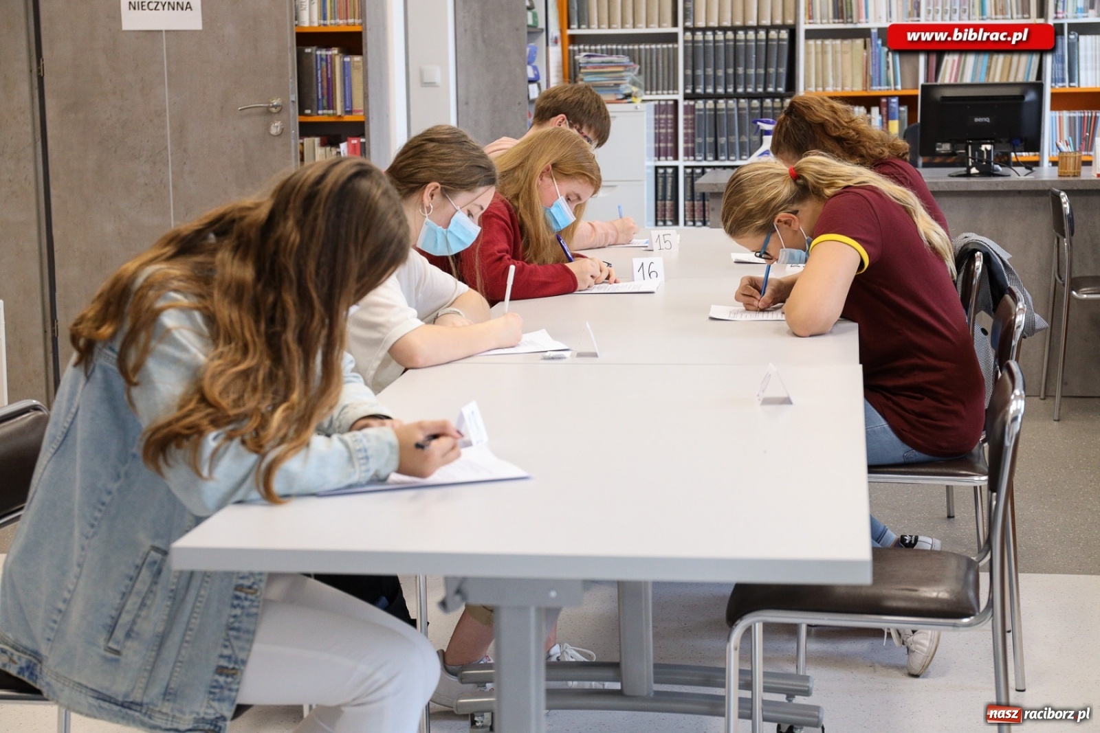 Zdjęcie w galerii na portalu naszraciborz.pl: Potteromaniacy sprawdzili swą wiedzę w raciborskiej bibliotece [FOTO] wiadomości z regionu