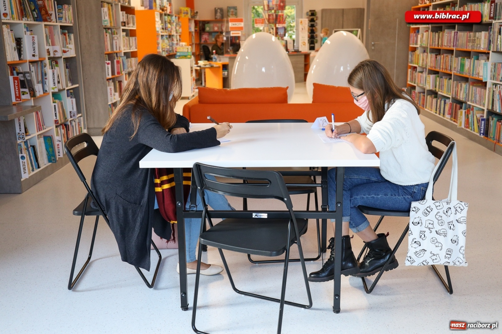 Zdjęcie w galerii na portalu naszraciborz.pl: Potteromaniacy sprawdzili swą wiedzę w raciborskiej bibliotece [FOTO] wiadomości z regionu