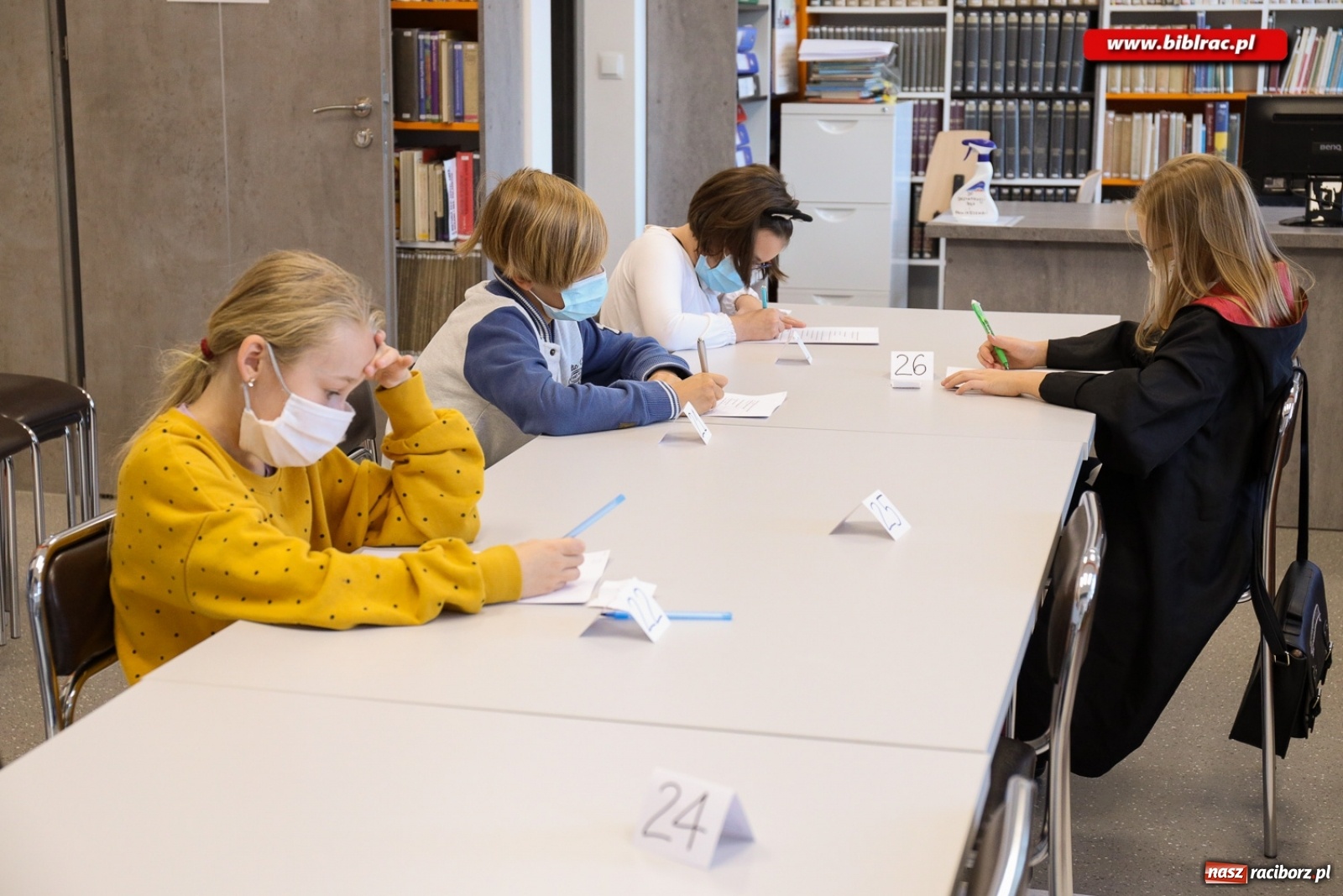 Zdjęcie w galerii na portalu naszraciborz.pl: Potteromaniacy sprawdzili swą wiedzę w raciborskiej bibliotece [FOTO] wiadomości z regionu