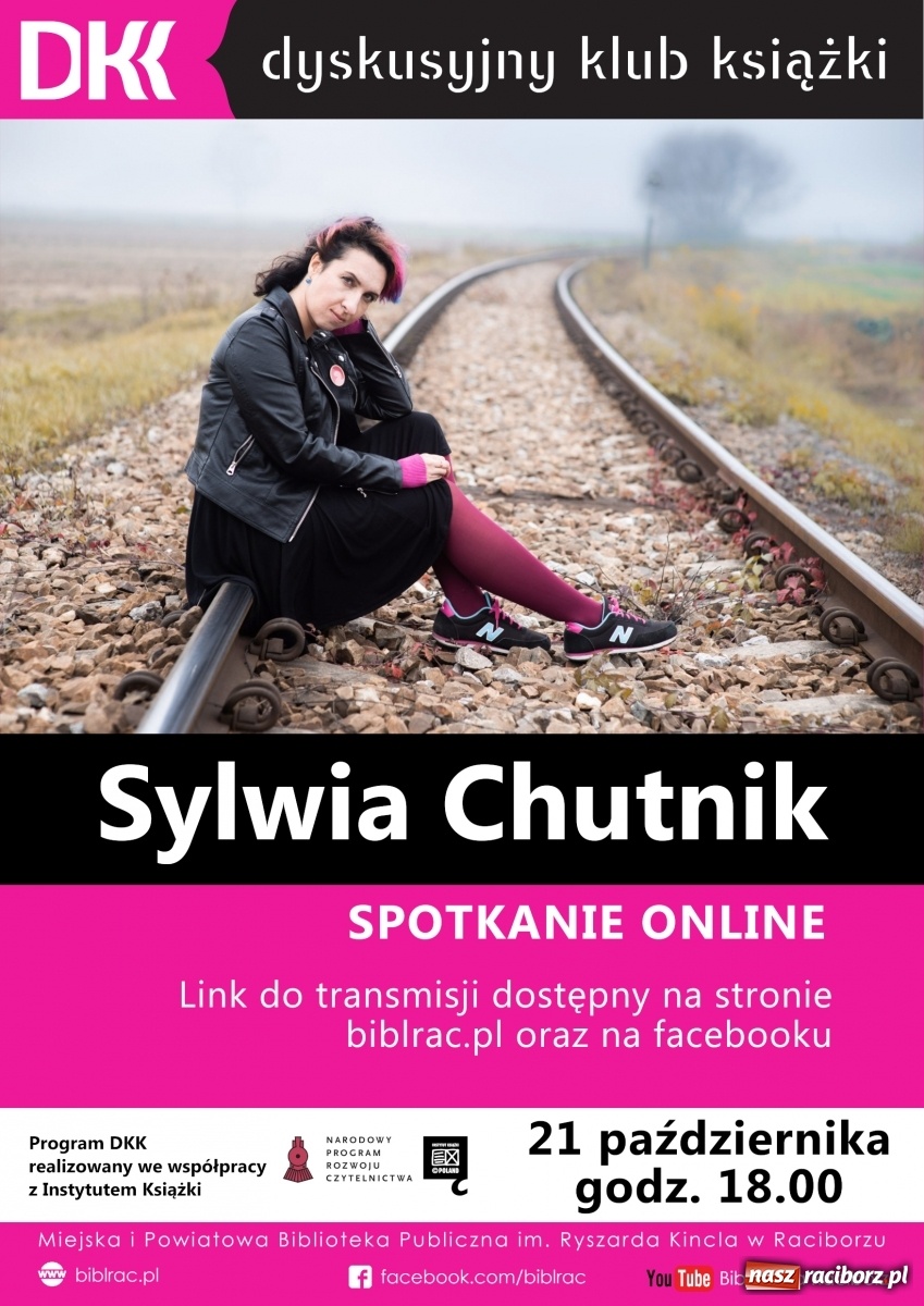 Zdjęcie w galerii na portalu naszraciborz.pl: Sylwia Chutnik i Agnieszka Krawczyk w bibliotece wiadomości z regionu