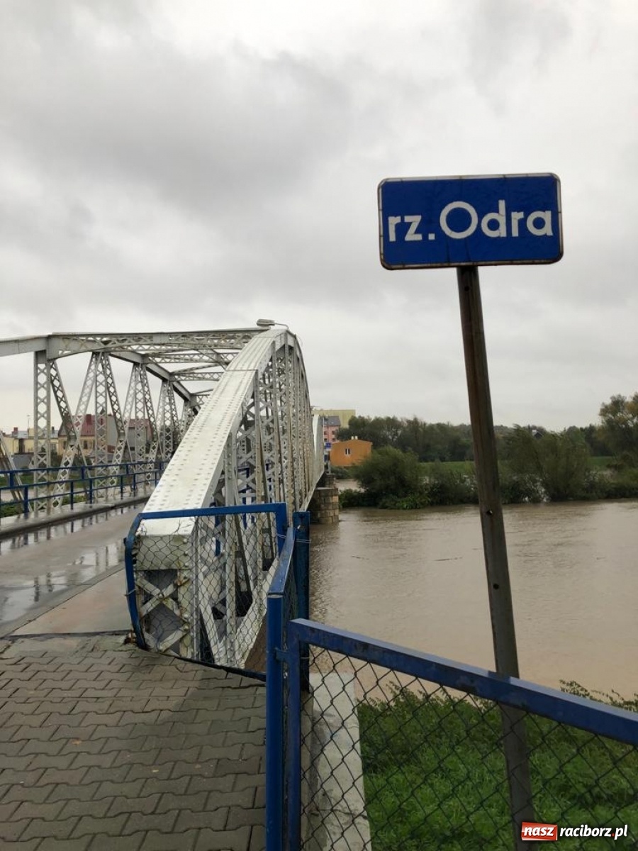 Zdjęcie w galerii na portalu naszraciborz.pl: W gminie Krzyżanowice groźna sytuacja na Bełku. Na Łapaczu układają zaporę z worków wiadomości z regionu