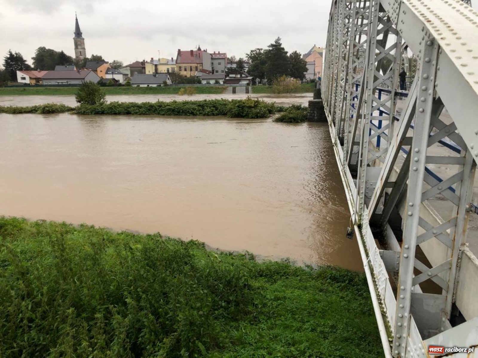 Zdjęcie w galerii na portalu naszraciborz.pl: W gminie Krzyżanowice groźna sytuacja na Bełku. Na Łapaczu układają zaporę z worków wiadomości z regionu