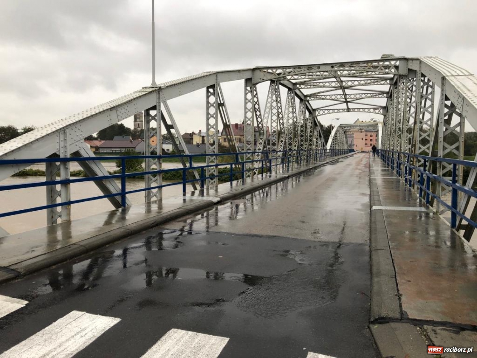 Zdjęcie w galerii na portalu naszraciborz.pl: W gminie Krzyżanowice groźna sytuacja na Bełku. Na Łapaczu układają zaporę z worków wiadomości z regionu