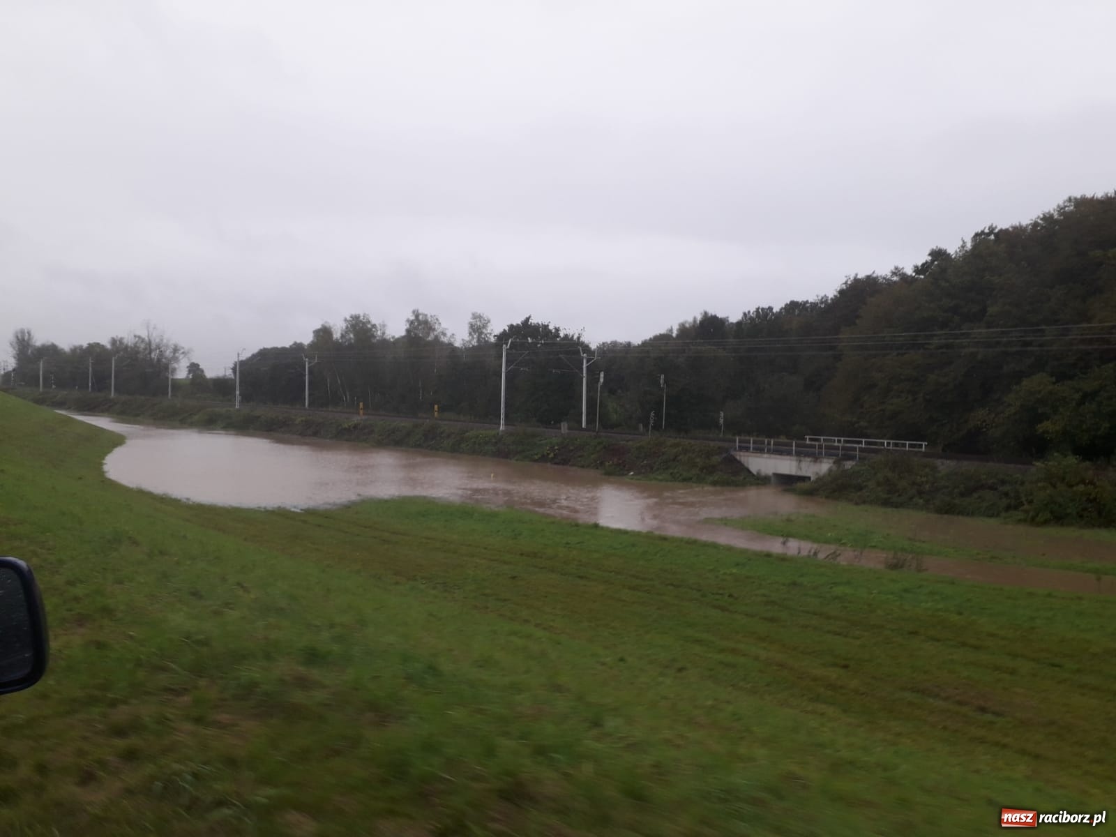 Zdjęcie w galerii na portalu naszraciborz.pl: W gminie Krzyżanowice groźna sytuacja na Bełku. Na Łapaczu układają zaporę z worków wiadomości z regionu
