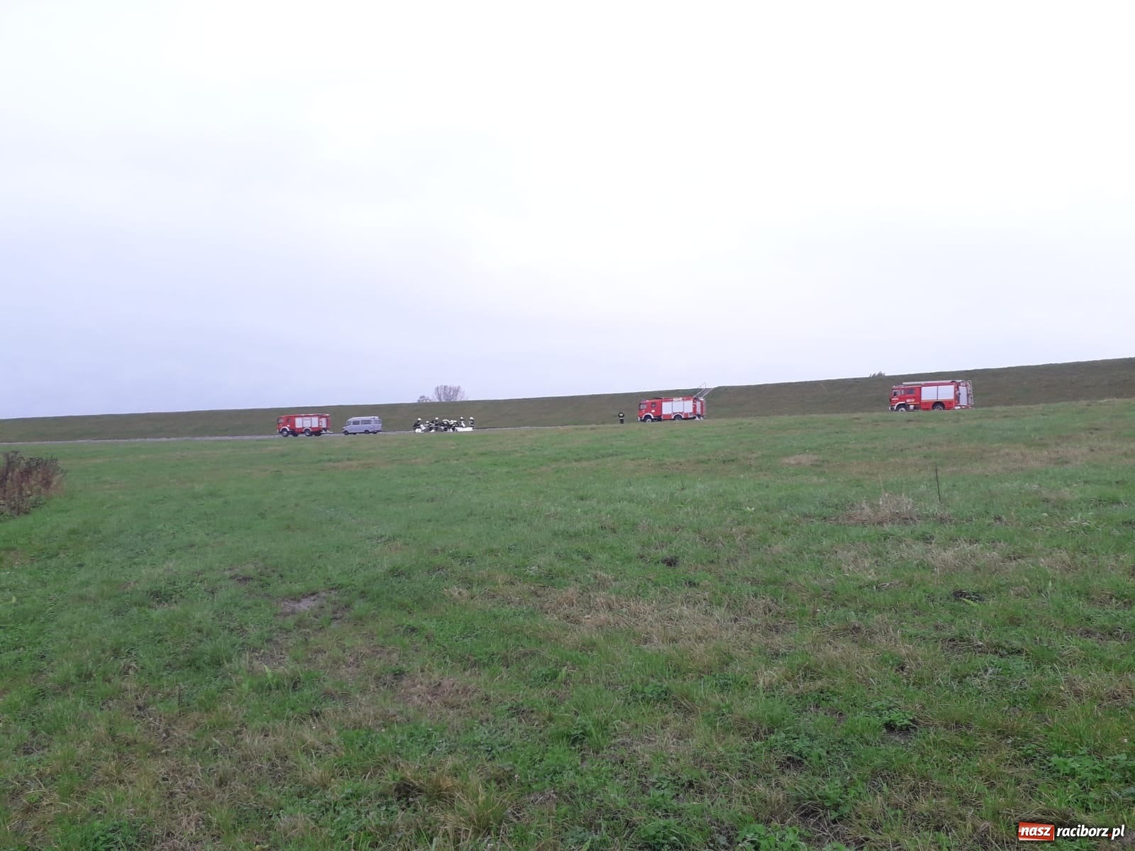 Zdjęcie w galerii na portalu naszraciborz.pl: W gminie Krzyżanowice groźna sytuacja na Bełku. Na Łapaczu układają zaporę z worków wiadomości z regionu