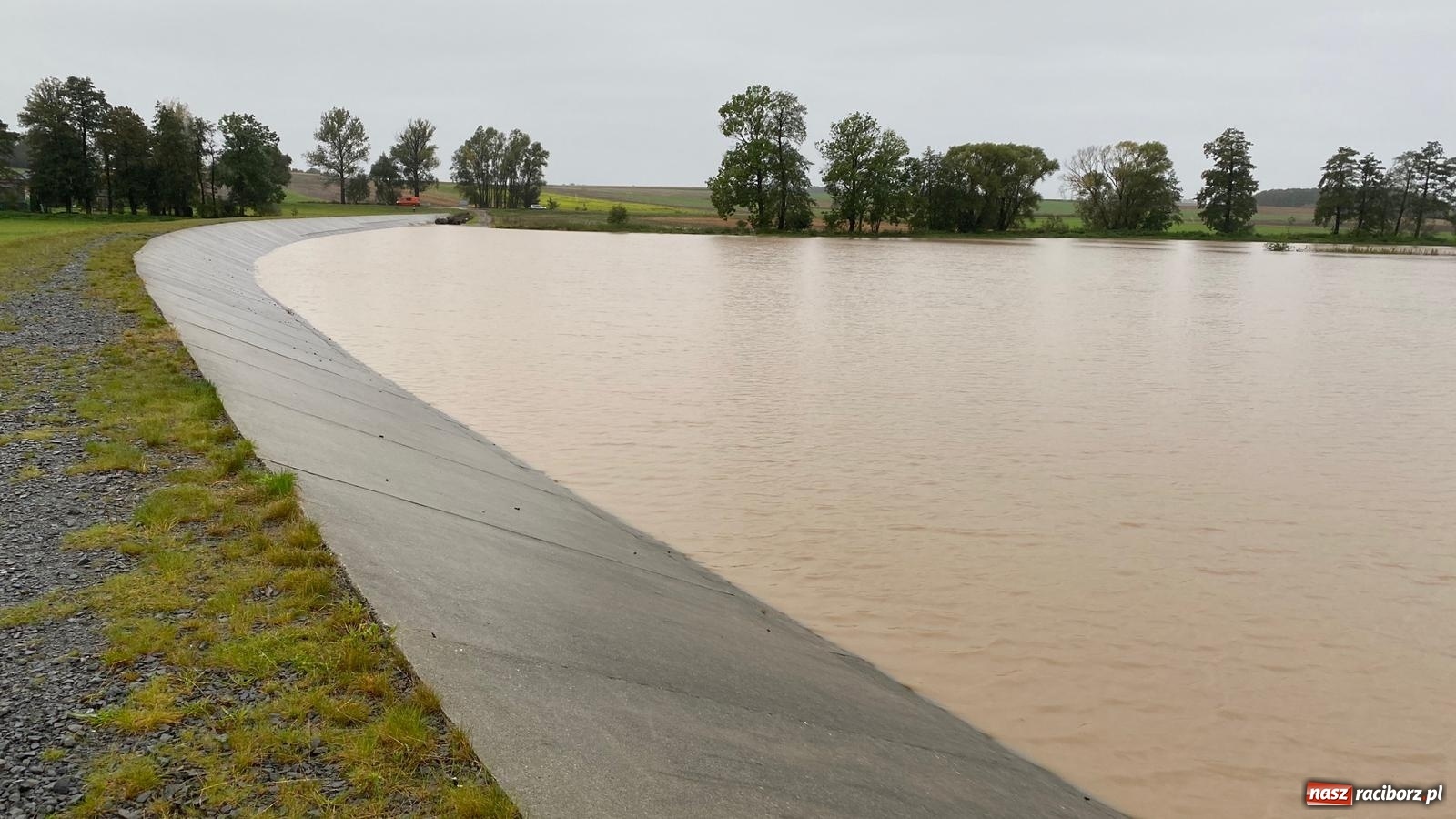 Zdjęcie w galerii na portalu naszraciborz.pl: W gminie Krzanowice szykują worki z piaskiem. Zbiornik na Białej Wodzie pełny  wiadomości z regionu