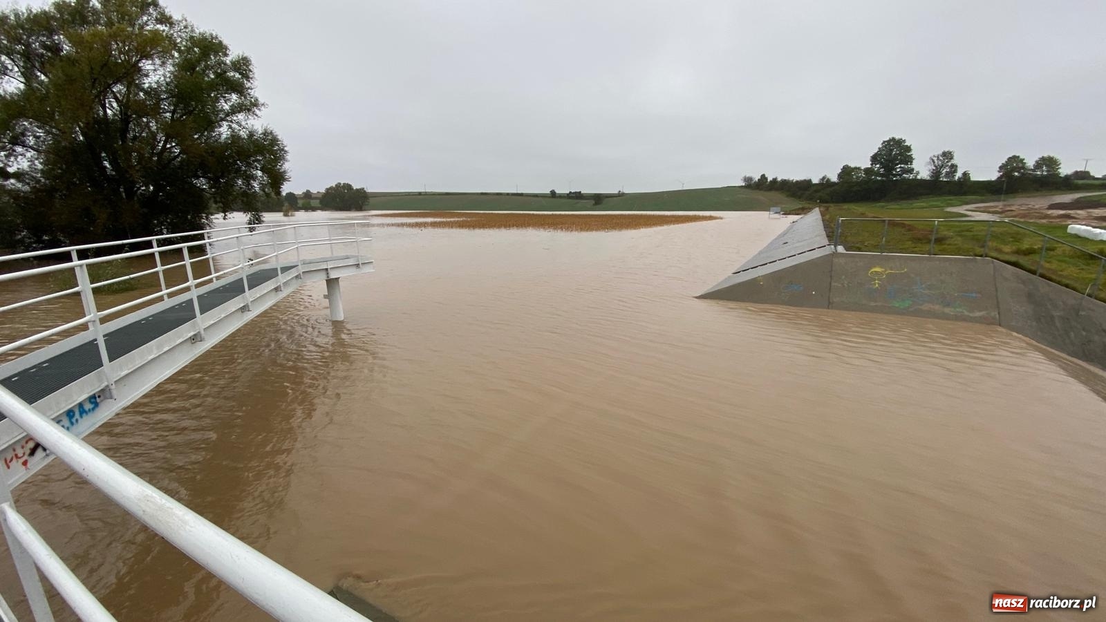 Zdjęcie w galerii na portalu naszraciborz.pl: W gminie Krzanowice szykują worki z piaskiem. Zbiornik na Białej Wodzie pełny  wiadomości z regionu