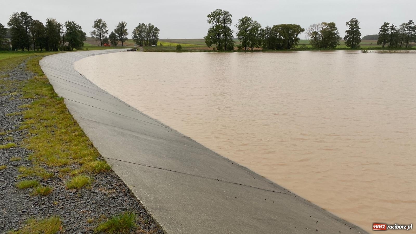 Zdjęcie w galerii na portalu naszraciborz.pl: W gminie Krzanowice szykują worki z piaskiem. Zbiornik na Białej Wodzie pełny  wiadomości z regionu