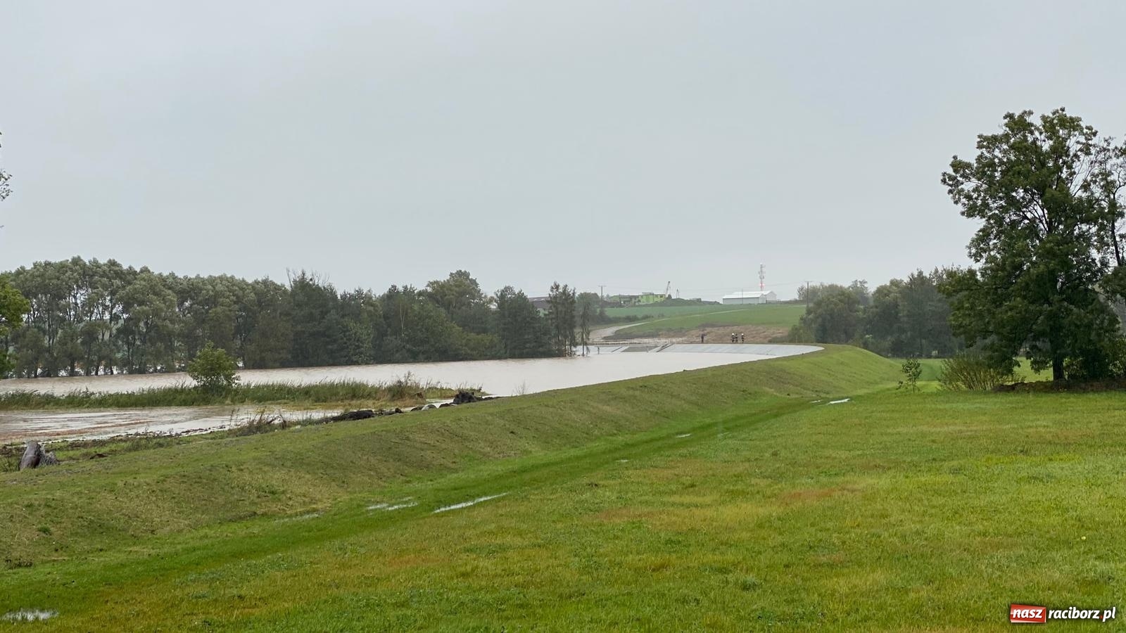 Zdjęcie w galerii na portalu naszraciborz.pl: W gminie Krzanowice szykują worki z piaskiem. Zbiornik na Białej Wodzie pełny  wiadomości z regionu