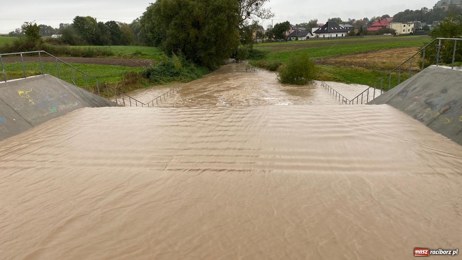 Zdjęcie w galerii na portalu naszraciborz.pl: W gminie Krzanowice szykują worki z piaskiem. Zbiornik na Białej Wodzie pełny  wiadomości z regionu