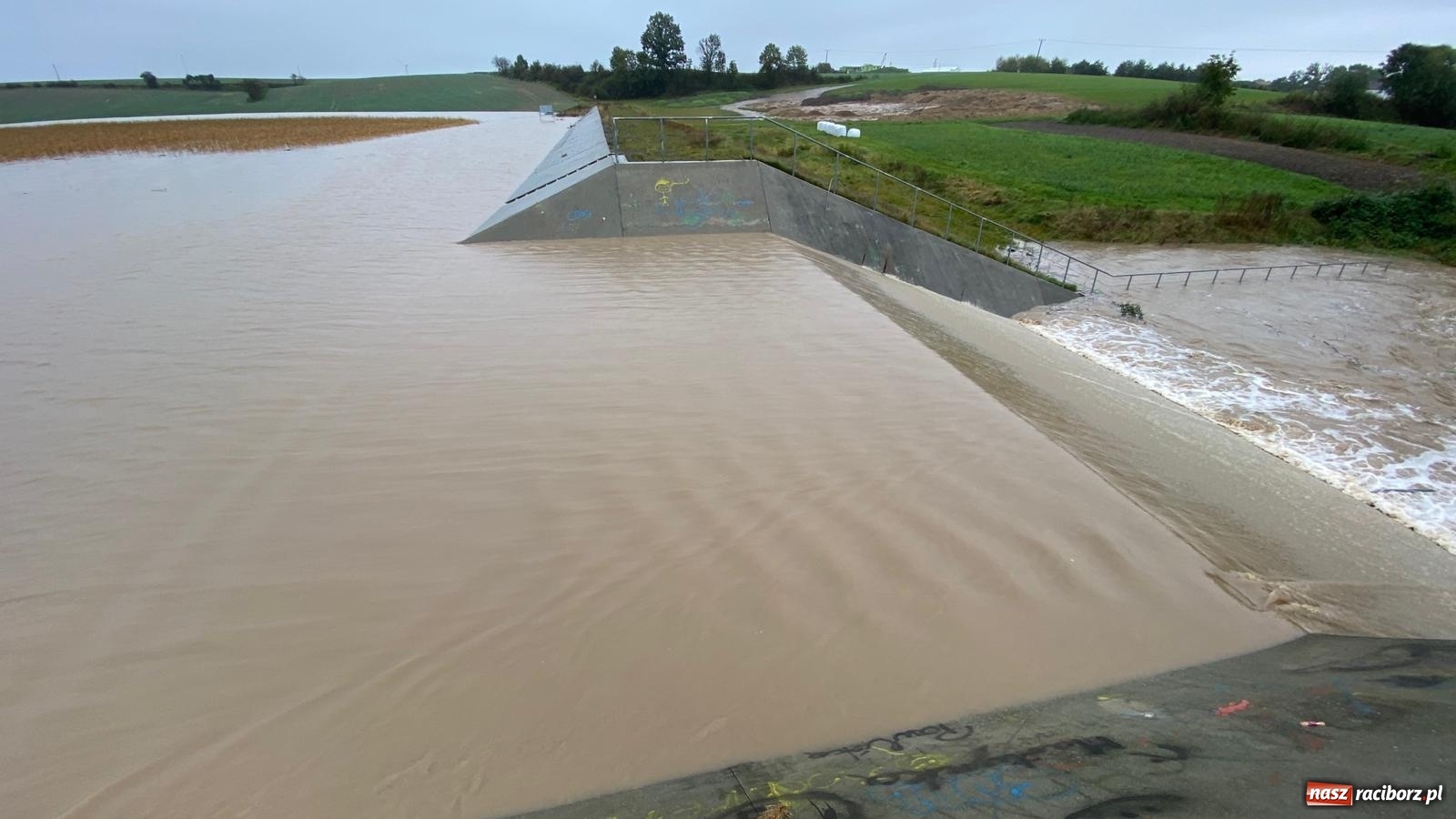 Zdjęcie w galerii na portalu naszraciborz.pl: W gminie Krzanowice szykują worki z piaskiem. Zbiornik na Białej Wodzie pełny  wiadomości z regionu