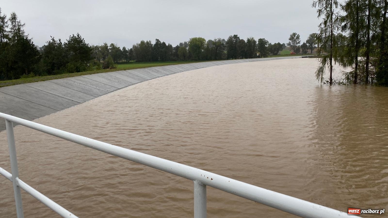 Zdjęcie w galerii na portalu naszraciborz.pl: W gminie Krzanowice szykują worki z piaskiem. Zbiornik na Białej Wodzie pełny  wiadomości z regionu