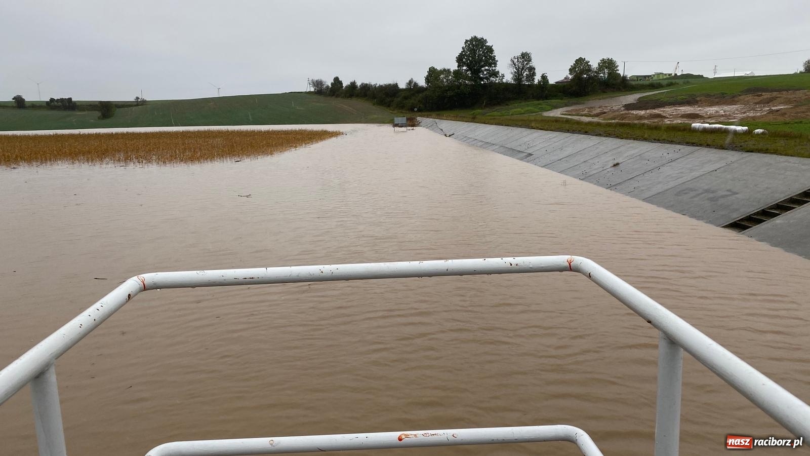 Zdjęcie w galerii na portalu naszraciborz.pl: W gminie Krzanowice szykują worki z piaskiem. Zbiornik na Białej Wodzie pełny  wiadomości z regionu