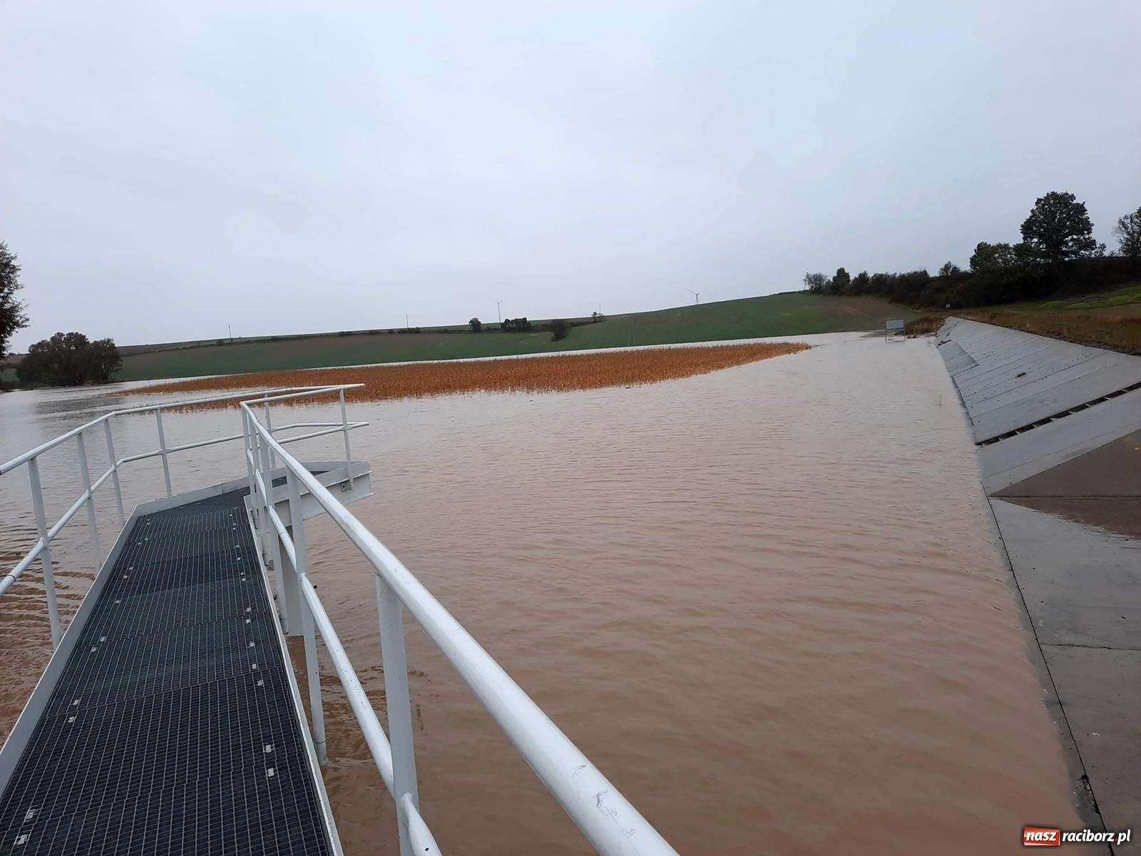 Zdjęcie w galerii na portalu naszraciborz.pl: W gminie Krzanowice szykują worki z piaskiem. Zbiornik na Białej Wodzie pełny  wiadomości z regionu