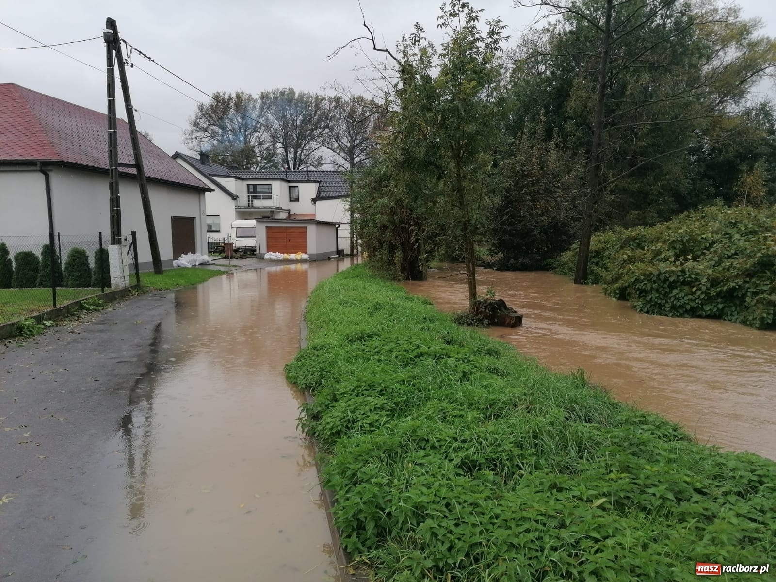Zdjęcie w galerii na portalu naszraciborz.pl: W gminie Krzanowice szykują worki z piaskiem. Zbiornik na Białej Wodzie pełny  wiadomości z regionu