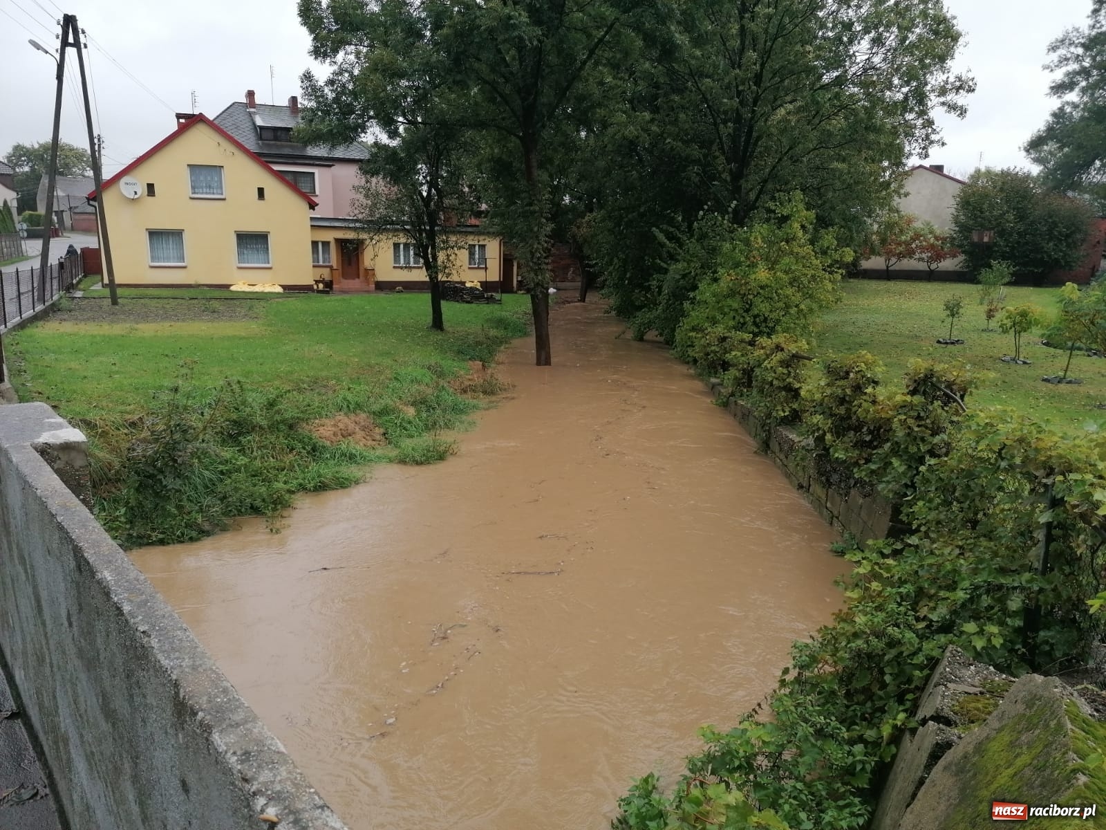 Zdjęcie w galerii na portalu naszraciborz.pl: W gminie Krzanowice szykują worki z piaskiem. Zbiornik na Białej Wodzie pełny  wiadomości z regionu