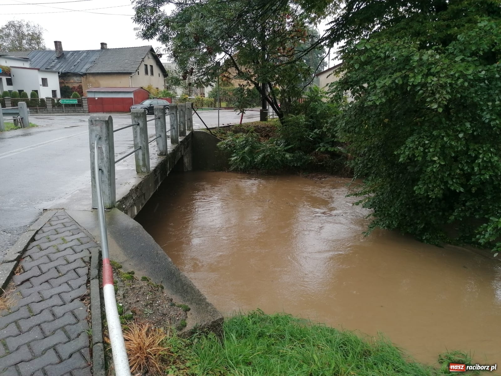 Zdjęcie w galerii na portalu naszraciborz.pl: W gminie Krzanowice szykują worki z piaskiem. Zbiornik na Białej Wodzie pełny  wiadomości z regionu