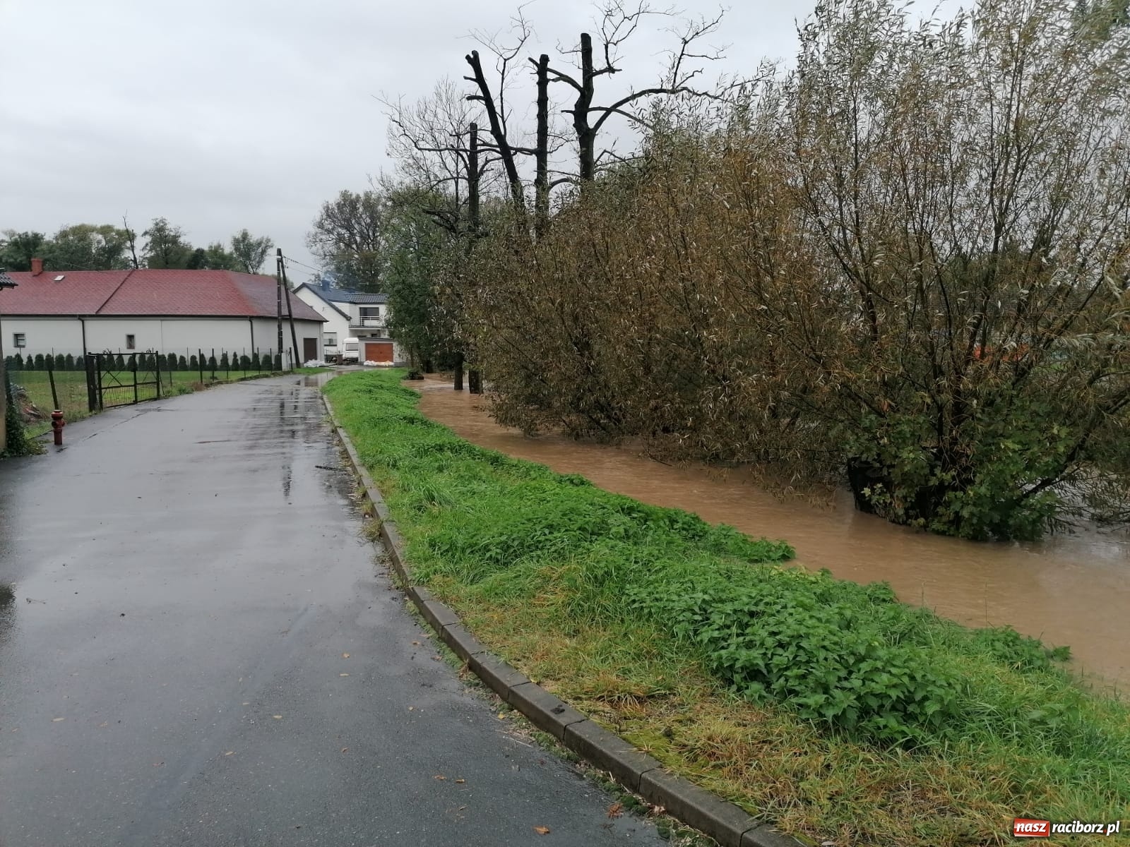 Zdjęcie w galerii na portalu naszraciborz.pl: W gminie Krzanowice szykują worki z piaskiem. Zbiornik na Białej Wodzie pełny  wiadomości z regionu