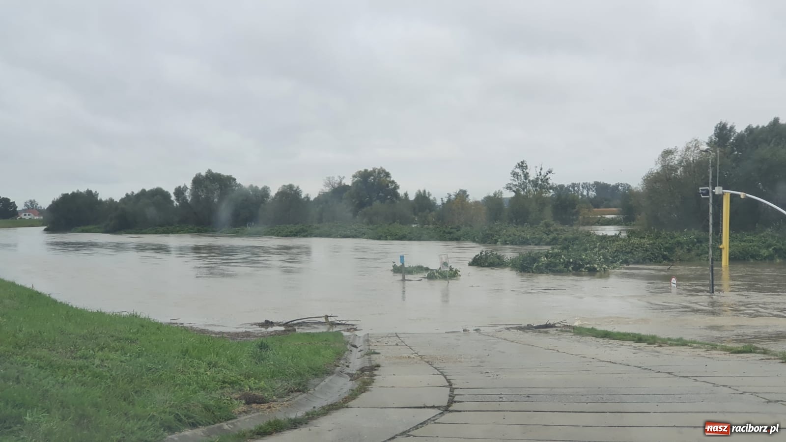 Zdjęcie w galerii na portalu naszraciborz.pl: Sytuacja powodziowa w powiecie raciborskim  wiadomości z regionu