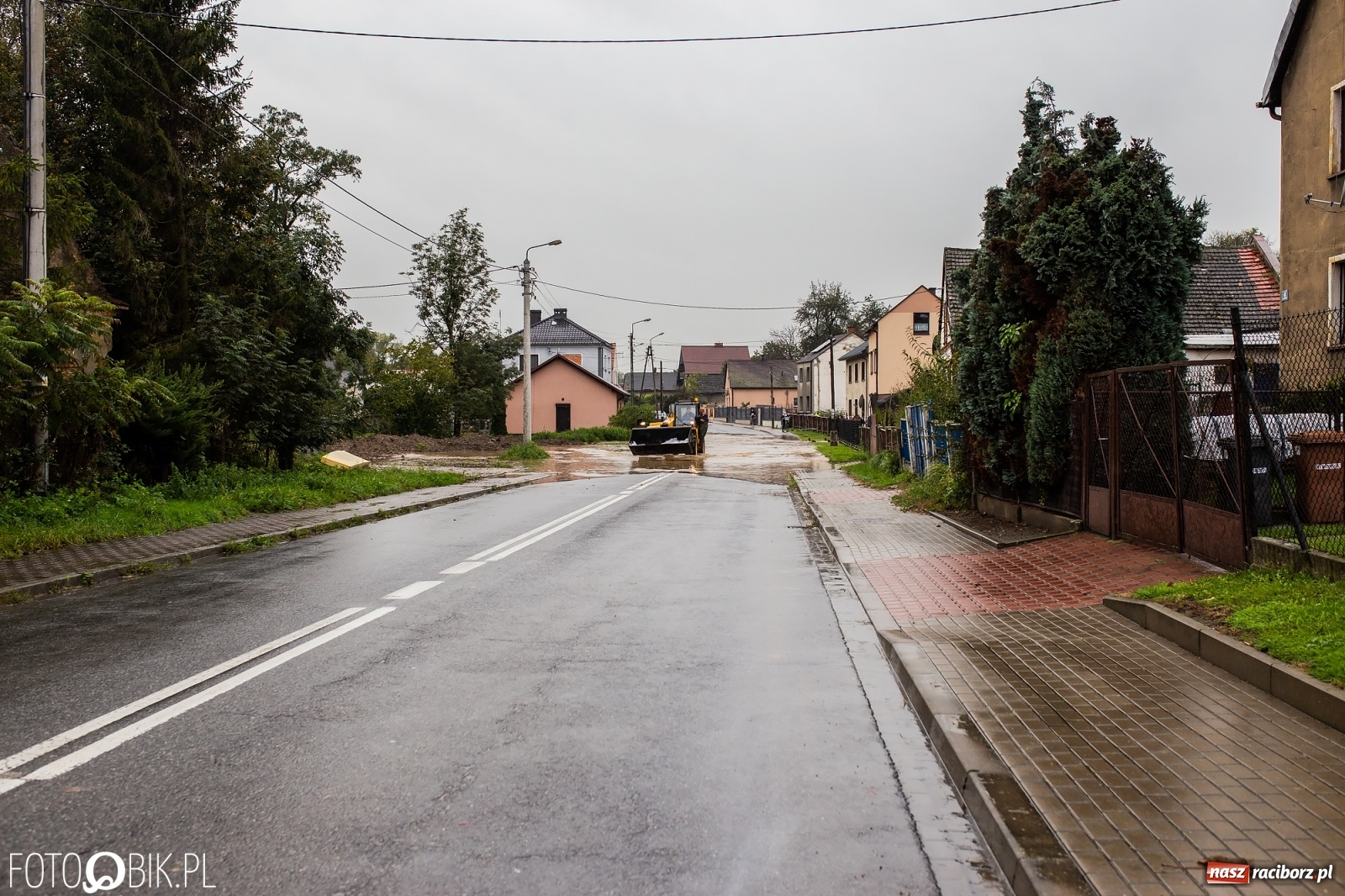 Zdjęcie w galerii na portalu naszraciborz.pl: Biała Woda rozlała się na centrum Krzanowic  wiadomości z regionu