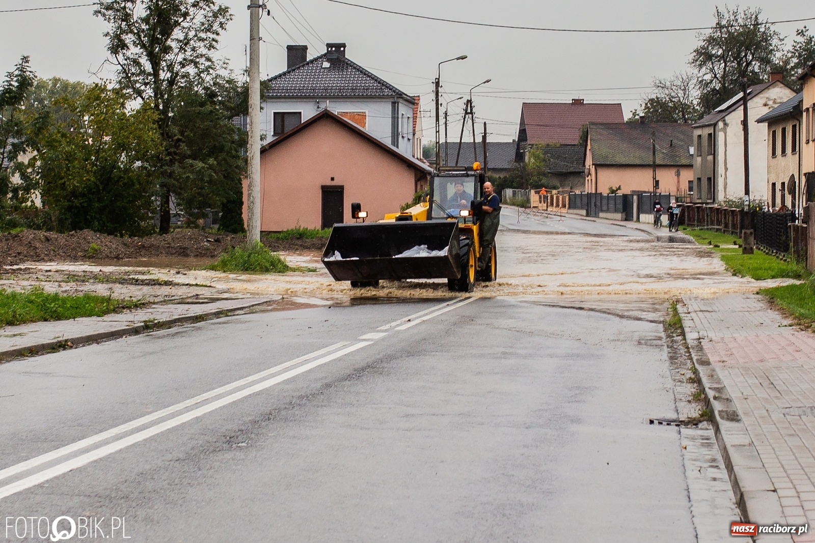 Zdjęcie w galerii na portalu naszraciborz.pl: Biała Woda rozlała się na centrum Krzanowic  wiadomości z regionu