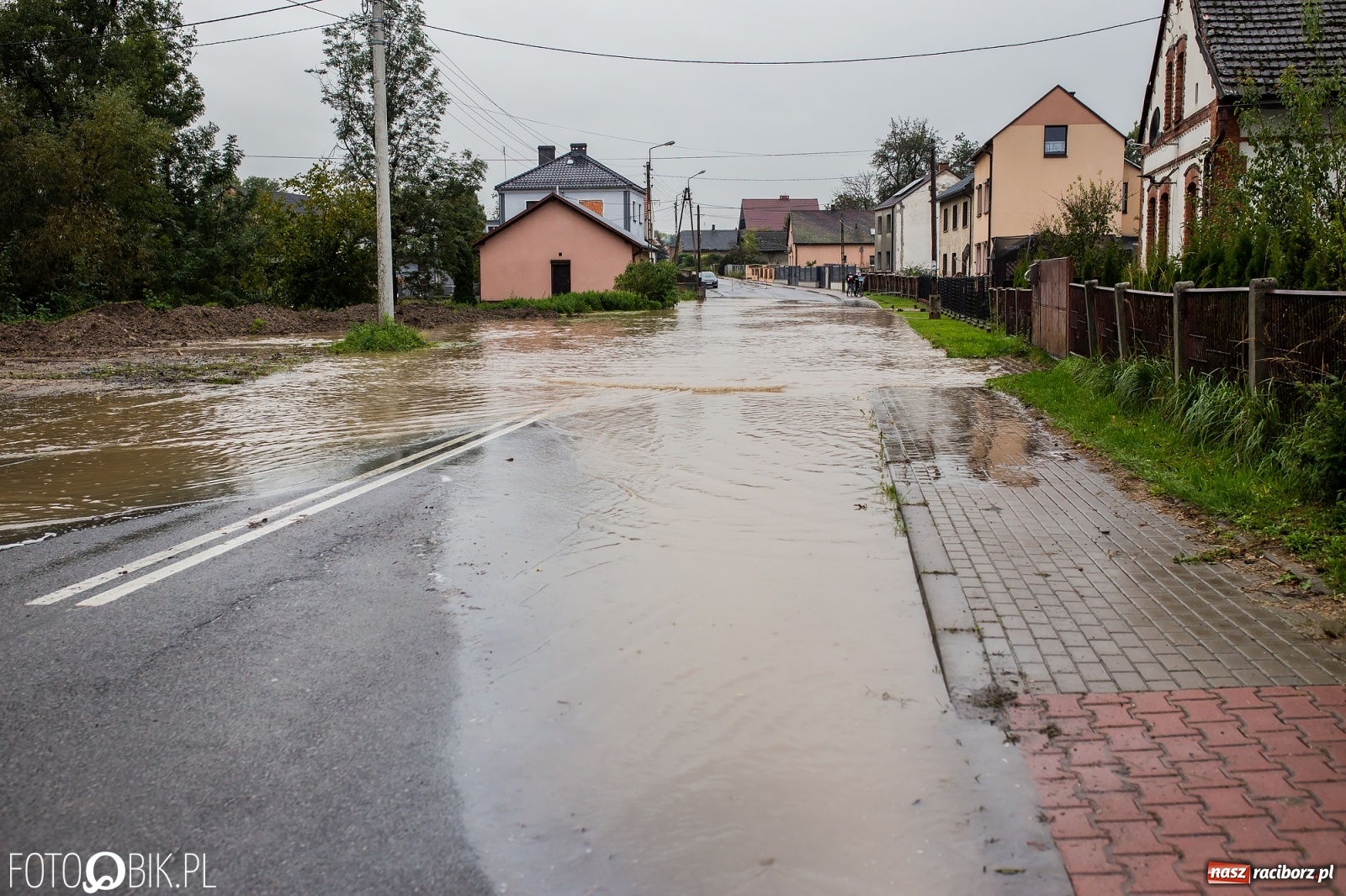Zdjęcie w galerii na portalu naszraciborz.pl: Biała Woda rozlała się na centrum Krzanowic  wiadomości z regionu