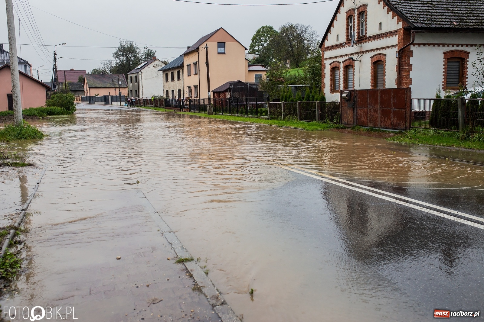 Zdjęcie w galerii na portalu naszraciborz.pl: Biała Woda rozlała się na centrum Krzanowic  wiadomości z regionu