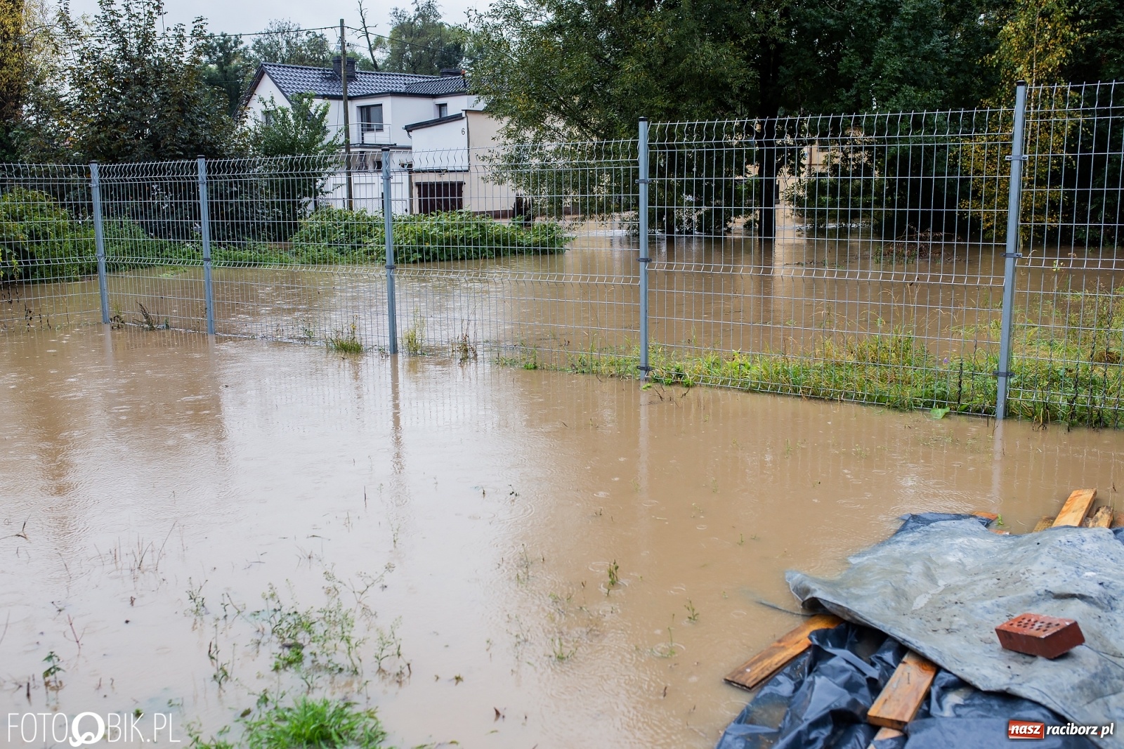 Zdjęcie w galerii na portalu naszraciborz.pl: Biała Woda rozlała się na centrum Krzanowic  wiadomości z regionu