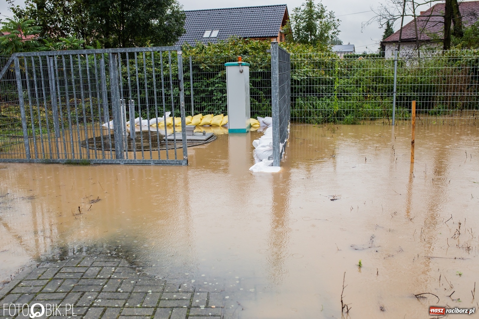 Zdjęcie w galerii na portalu naszraciborz.pl: Biała Woda rozlała się na centrum Krzanowic  wiadomości z regionu