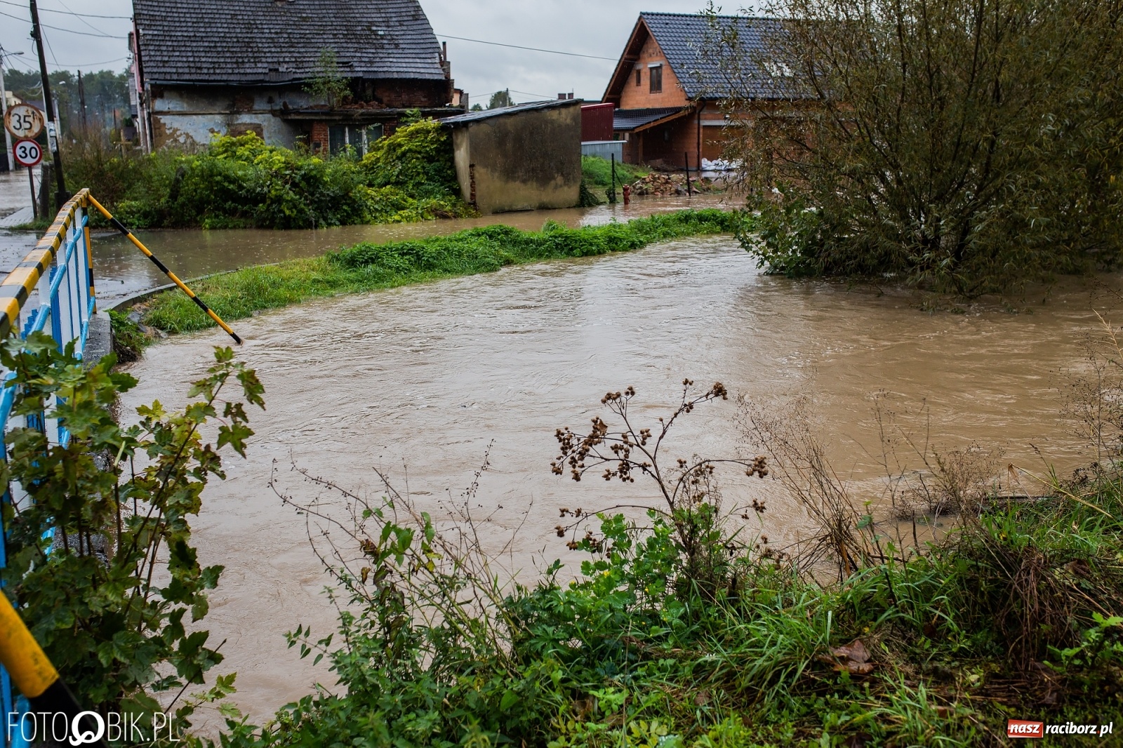 Zdjęcie w galerii na portalu naszraciborz.pl: Biała Woda rozlała się na centrum Krzanowic  wiadomości z regionu