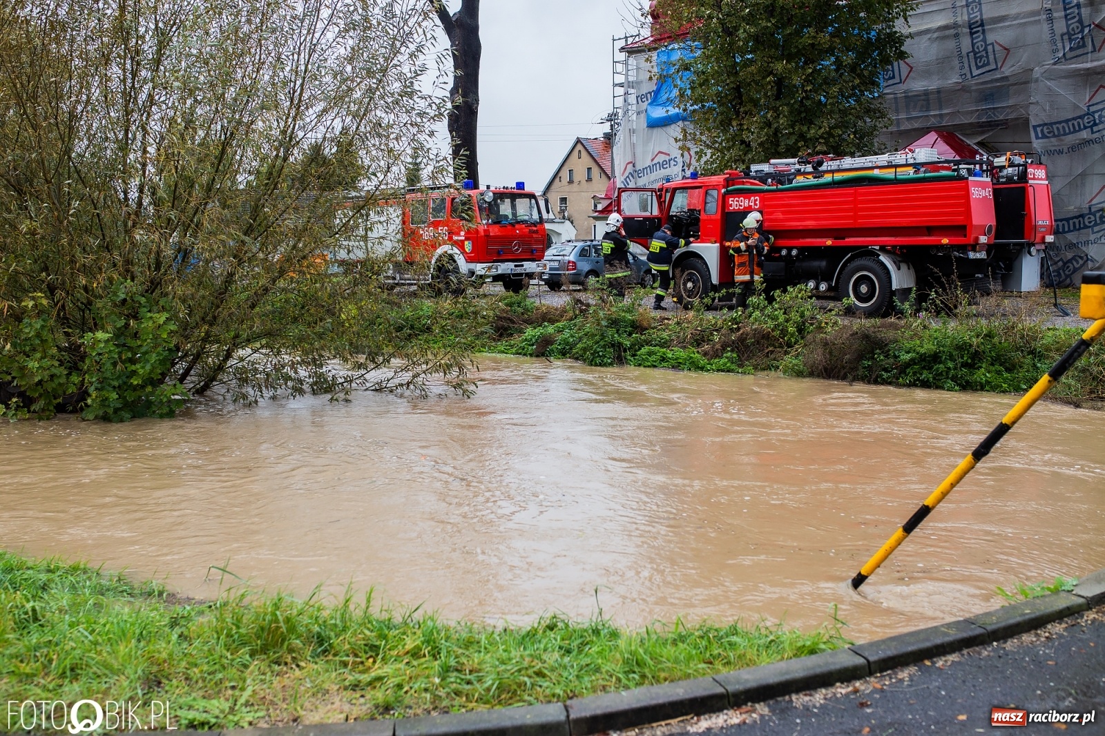 Zdjęcie w galerii na portalu naszraciborz.pl: Biała Woda rozlała się na centrum Krzanowic  wiadomości z regionu