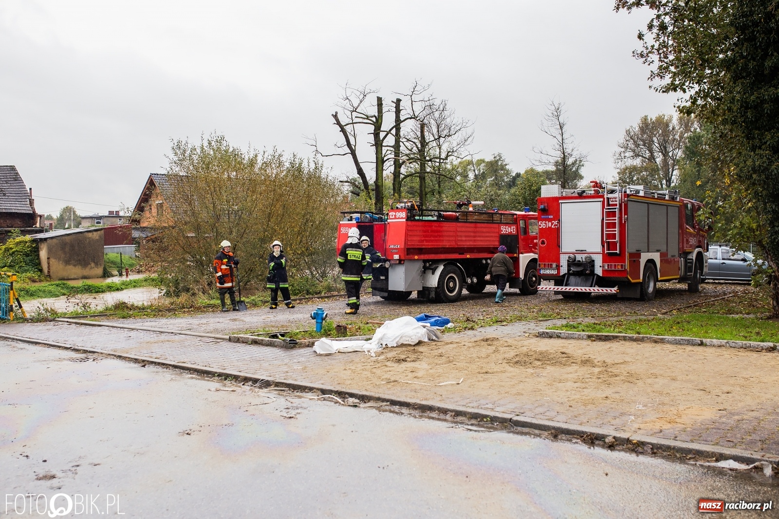 Zdjęcie w galerii na portalu naszraciborz.pl: Biała Woda rozlała się na centrum Krzanowic  wiadomości z regionu