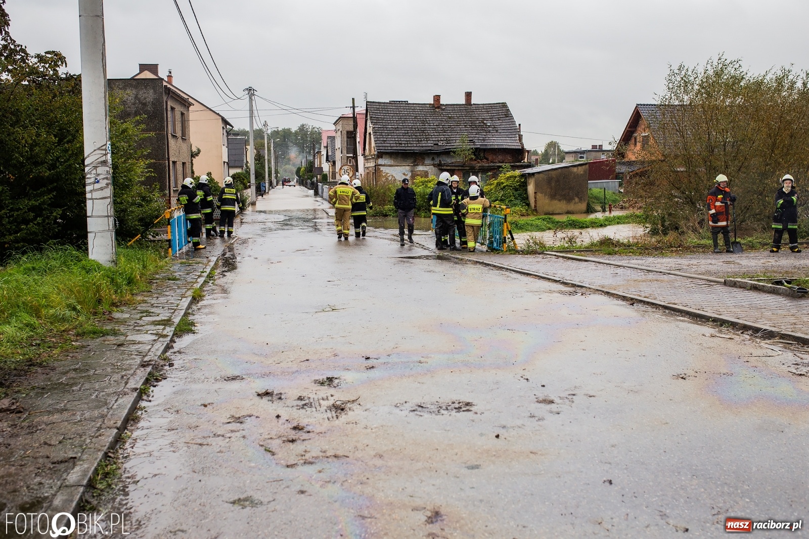 Zdjęcie w galerii na portalu naszraciborz.pl: Biała Woda rozlała się na centrum Krzanowic  wiadomości z regionu