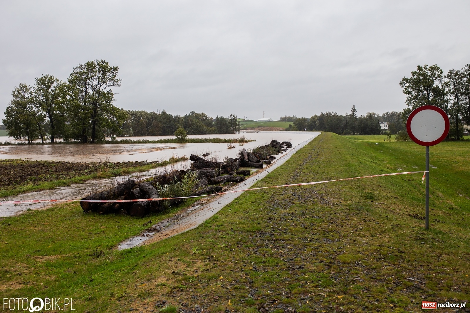Zdjęcie w galerii na portalu naszraciborz.pl: Biała Woda rozlała się na centrum Krzanowic  wiadomości z regionu