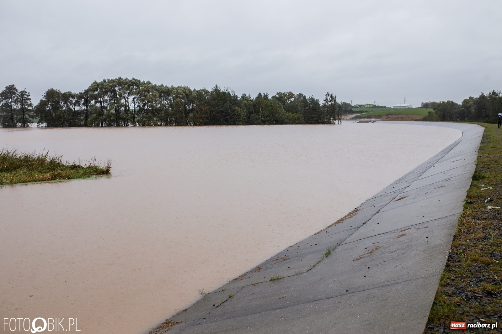 Zdjęcie w galerii na portalu naszraciborz.pl: Biała Woda rozlała się na centrum Krzanowic  wiadomości z regionu