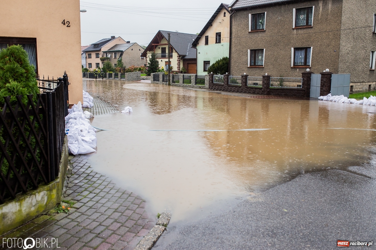 Zdjęcie w galerii na portalu naszraciborz.pl: Biała Woda rozlała się na centrum Krzanowic  wiadomości z regionu