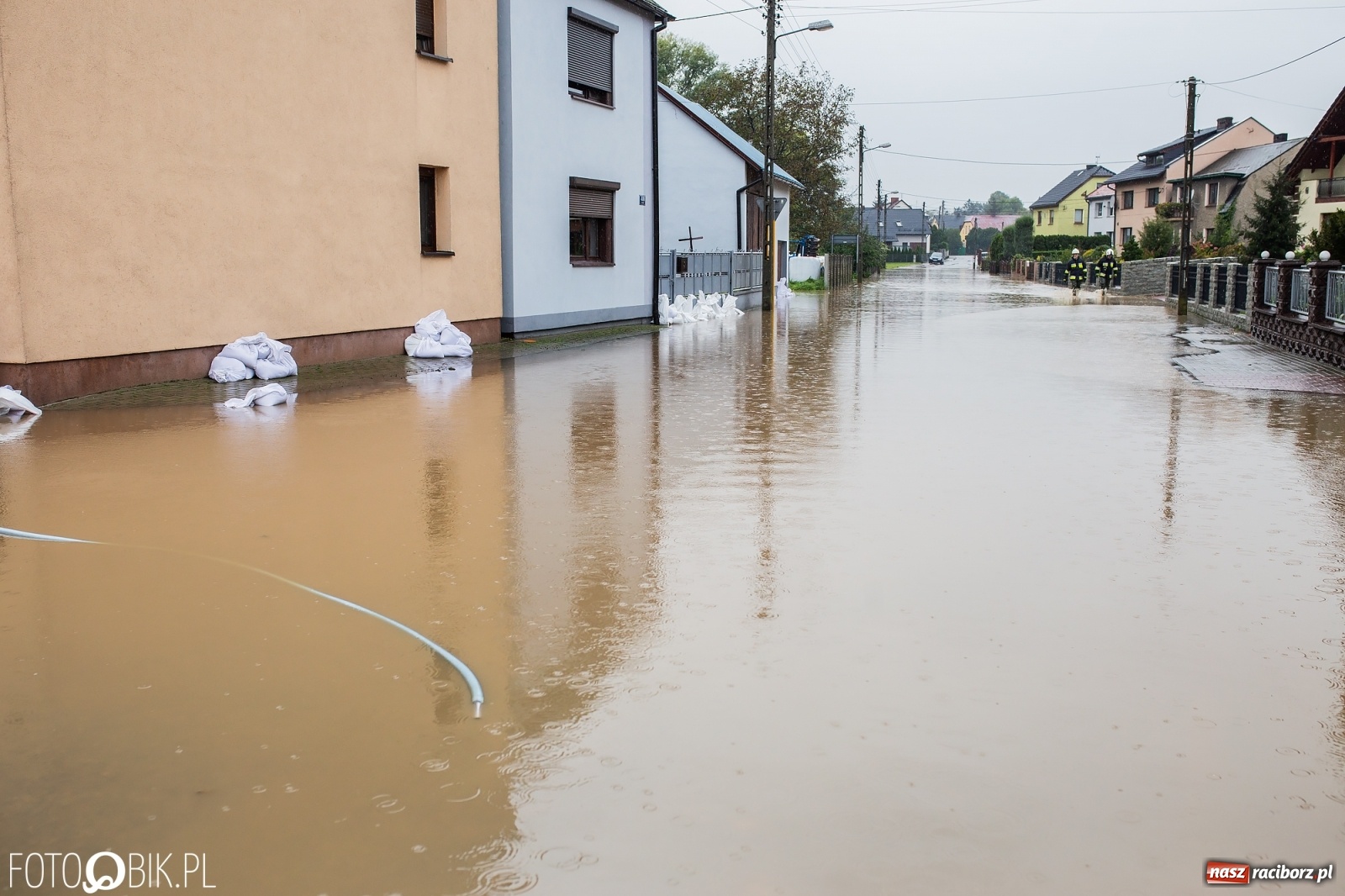 Zdjęcie w galerii na portalu naszraciborz.pl: Biała Woda rozlała się na centrum Krzanowic  wiadomości z regionu